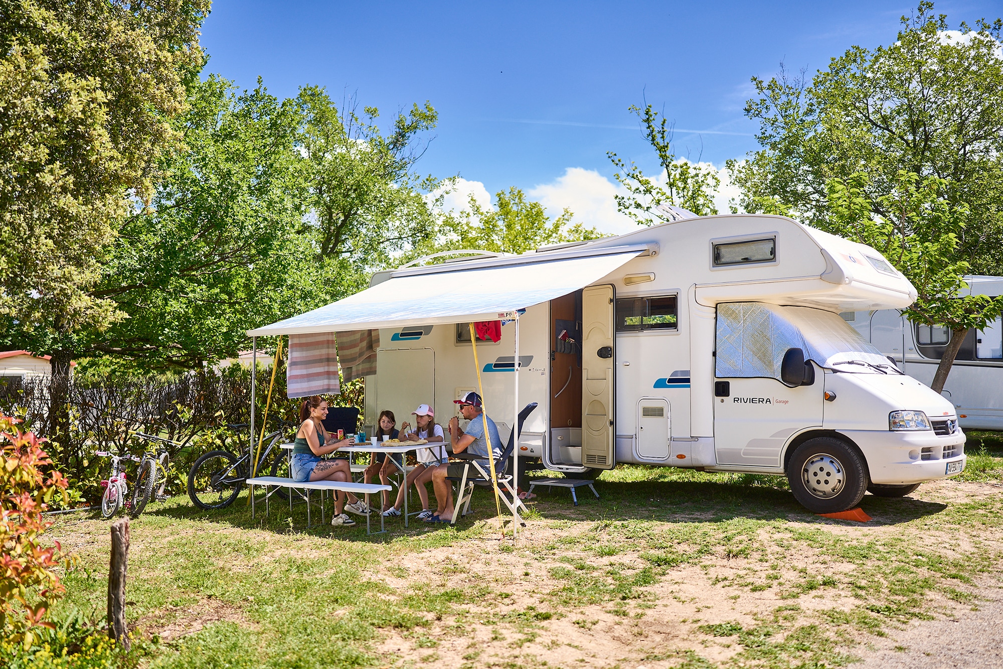 Emplacement : camping car + électricité + eau